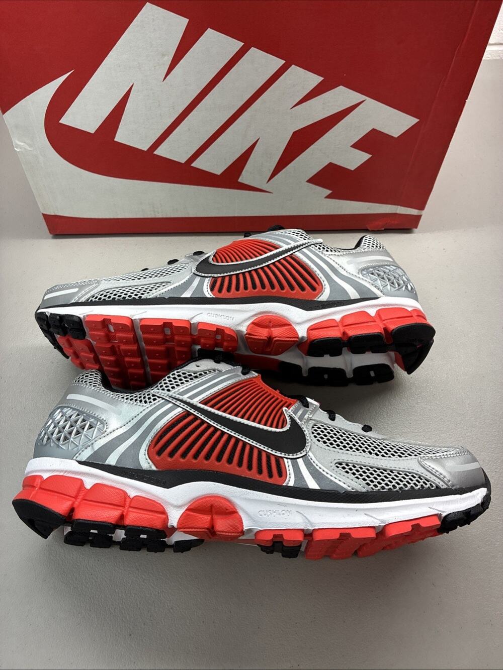 Nike Air Zoom Vomero 5 Men’s 13 Bright Crimson Metallic Silver FJ4151-005 New